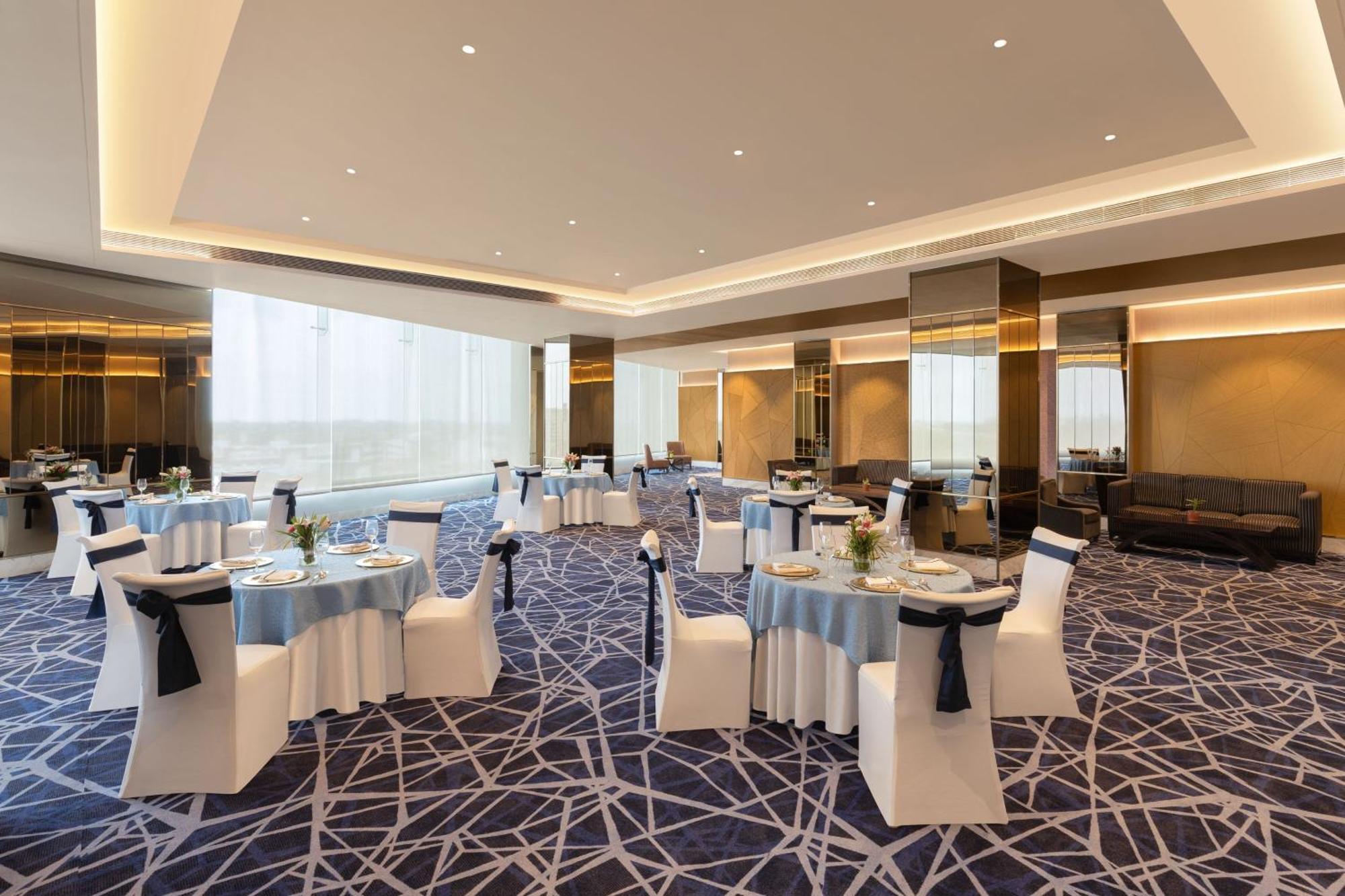 Courtyard By Marriott Bhopal Hotel Exterior photo