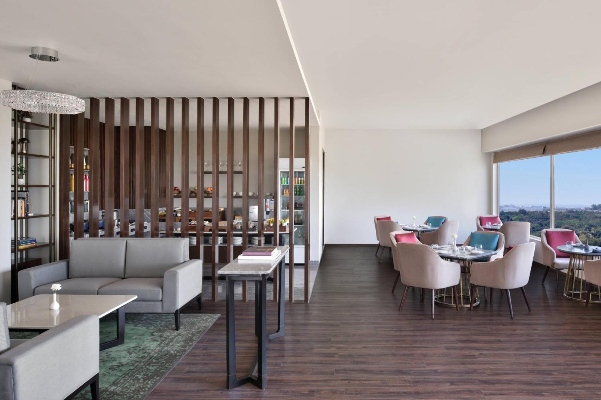 Courtyard By Marriott Bhopal Hotel Exterior photo